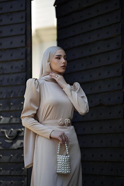 BAHARYAMAÇLI Kadın Pera Bej Gül Detaylı Belden Kuşaklı Saten Tesettür Abiye Elbise