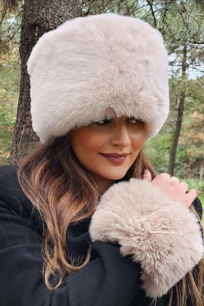 FATELLA Дамска бежова плюшена шапка с помпон