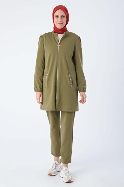 ALLDAY Khaki pamut öltöny zsebekkel és fűzőlyukkal a hátán, magas gallérral, cipzáras kardigánnal és nadrággal