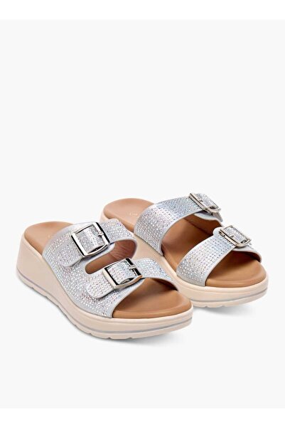 Le Confort صندل سهل الارتداء مرصع بالمسامير مع تفاصيل إبزيم