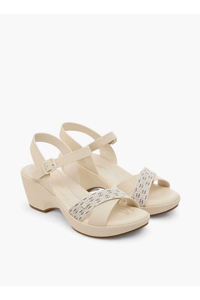 Flora Bella by Shoexpress صندل Flora Bella Monogram Print Cross Strap مع كعب سميك وإغلاق بإبزيم