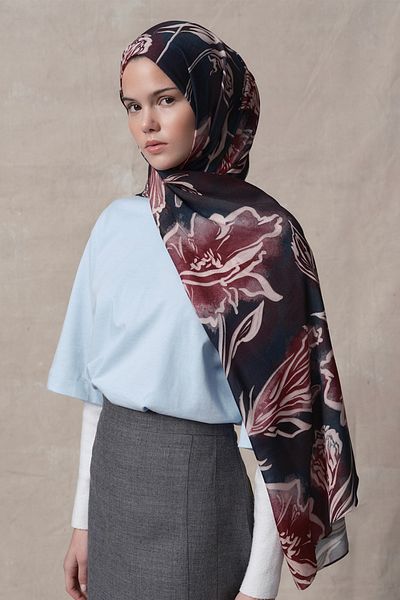 Qef Flower Garden Modal Brush Shawl - Navy the Beauty of Modal Brush Shawl Popular in Shawls Is Not Necessary to Say That It Is Comfortable to Stick Florals on Tearful Flower Fields.