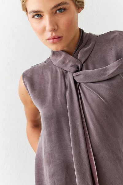 Setre Coffee Neck Detailed Sleeveless Relaxed Fit Blouse