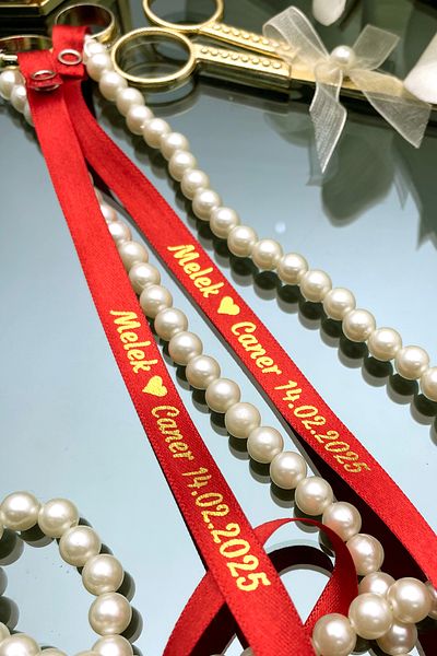 Lora Davet Κόκκινη κορδέλα με δαχτυλίδι αρραβώνων - χυμένο μαργαριτάρι και χρυσό γραμμένο (1 τεμάχιο) 42252