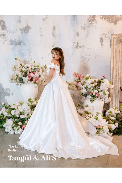 Tangül&Ali'S Moda Evi فستان زفاف بتصميم مخصص بأكمام منخفضة مع فيونكة