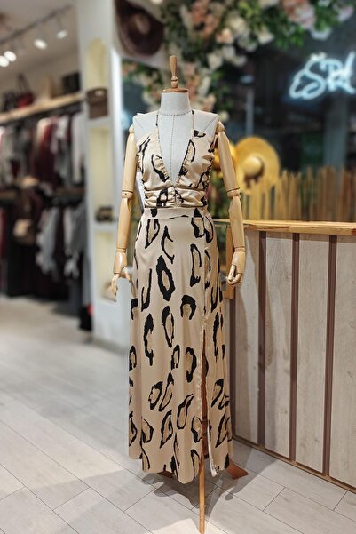 Eswomes فستان طويل بتفاصيل شق على شكل حرف G