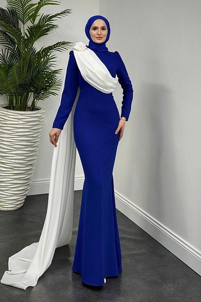 MERVEN AKYÜZ Βραδινό φόρεμα Castile Cape Shoulder Rose Sax