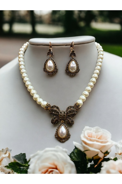 FAYRA ACCESSORIES Kristal Taşlı Fiyonk Figür Tek Sıra İnci Kolye ve İnci Küpe...