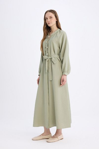 DeFacto Relax Fit Maxikleid mit Stehkragen, langen Ärmeln und Gürtel D7322AX25SP