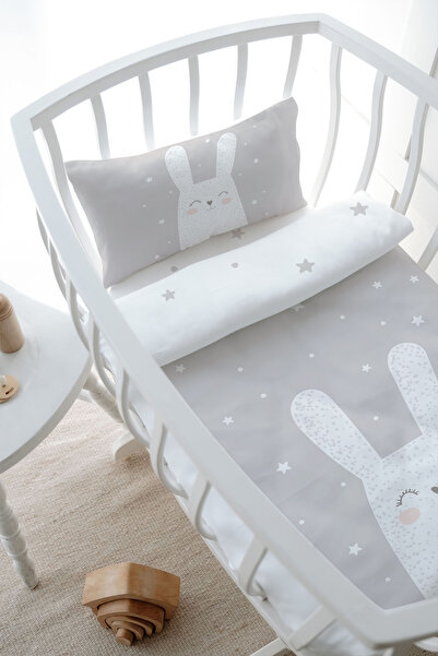 Tuğba Kuğu Anne Yanı Beşik Nevresim Takımı (60x100) - Pure Baby Serisi - Gri Zeminli Beyaz Tavşan