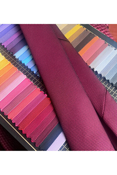 Varetta Muška kravata u tamnocrvenoj boji od damasta sa ušicama Sa deznom usk...