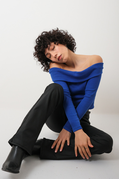 Butik Дамска синя блуза с ребрист деколте и мадона