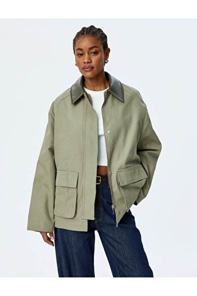 Koton Jacke aus Baumwoll-Gabardine-Stoff mit Reißverschlusstasche und Kragen aus Kunstleder