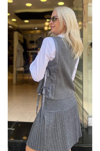 Unique Fabric Garnished Knitwear Vest