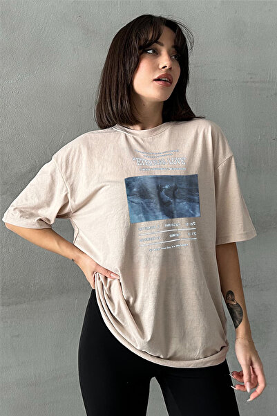 Stendhal Γυναικείο μπλουζάκι με στάμπα Eternal Love με λαιμόκοψη μεγάλου μεγέ...