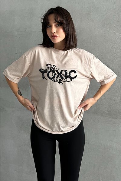zunop Γυναικείο μπλουζάκι με στάμπα Toxic με λαιμόκοψη σε μπεζ χρώμα