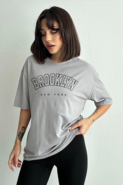 Stendhal Tricou oversize cu decolteu rotund cu imprimeu Brooklyn New York gri...