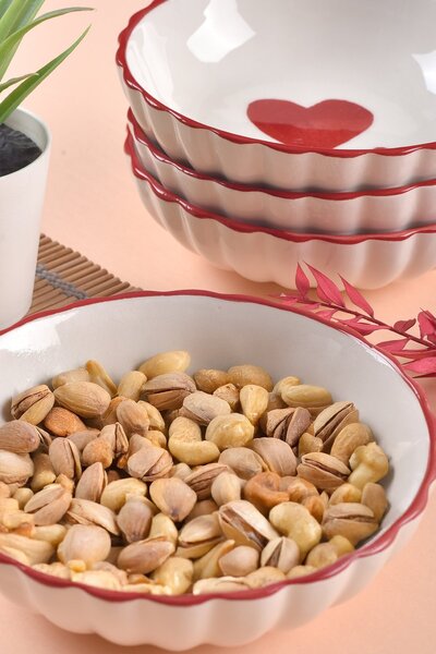 ŞURA MUTFAK 4 Adet Love Serisi Çerezlik & Kahvaltılık Kase 13,5cm Kalp Desen