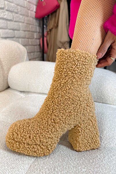 Shoebutik Marliyn Tan βελούδινες μπότες πλατφόρμας