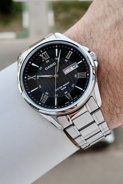 Casio ساعة يد رجالية باللون الفضي مع قرص أسود