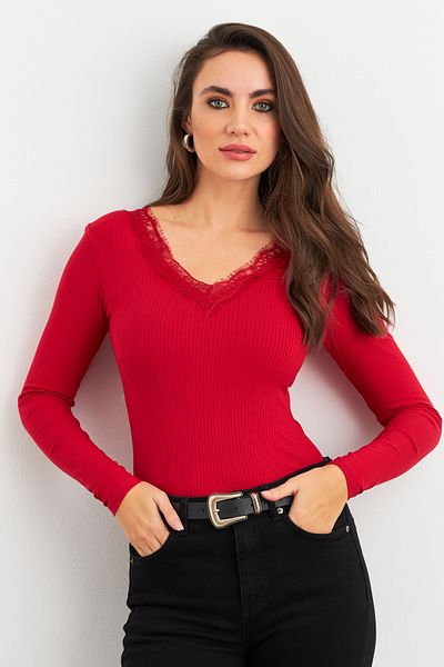 Cool & Sexy Červená dámská halenka s krajkovým výstřihem do V - Ayd406