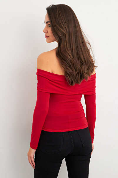 Cool & Sexy Kadın Kırmızı Halka Aksesuarlı Madonna Yaka Crop Bluz RLO3043