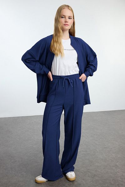 Trendyol Modest Marineblaues, strukturiertes Oversize-Trainingsanzug-Set TCTAW25EN00004