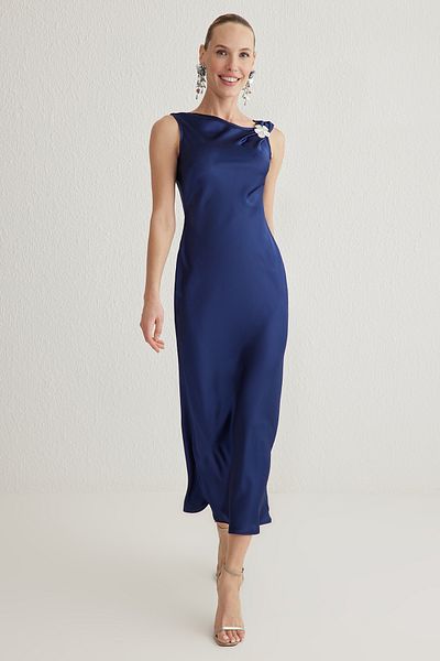 Trendyol Collection Námořnická modř, saténové tkané stylové šaty střihu do A s detailem příslušenství Tprss25El00091