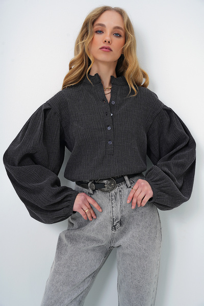 Trend Alaçatı Stili Kadın Antrasit Hakim Yaka Önü Düğmeli Balon Kol Dokulu Bürümcük Gömlek Bluz ALC-X11872