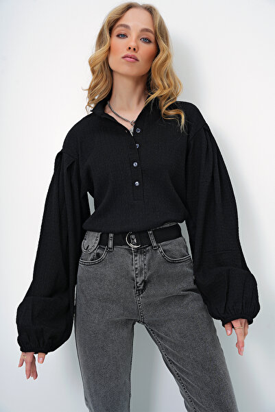 Trend Alaçatı Stili Dámská černá halenka s límečkem s límečkem vpředu s balonovým rukávem s texturou ALC-X11872