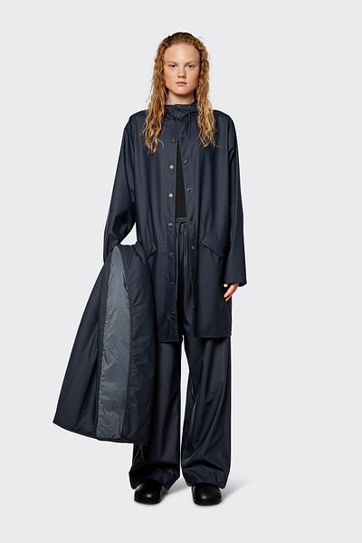 Rains Die wasserdichte Jacke ist aus dem charakteristischen PU-Stoff von Rains geschnitten und verfügt über ultraschallverschweißte Nähte