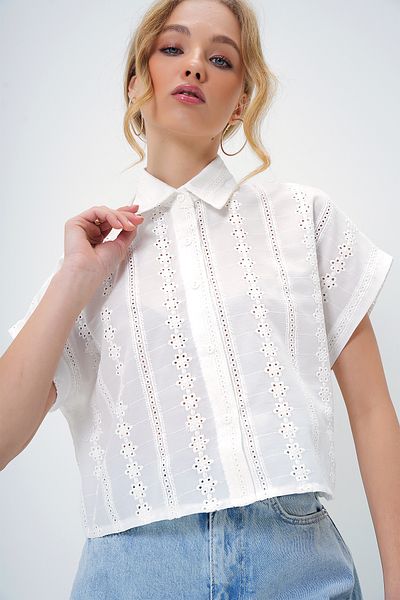 Trend Alaçatı Stili Weißes, kariertes, besticktes, kurzärmliges, gewebtes Hemd für Damen ALC-X13421