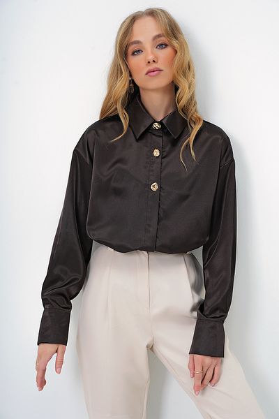 Trend Alaçatı Stili Damen-Satinhemd in Bitterbraun mit versteckter Knopfleiste und goldenem Knopfdetail ALC-X13399