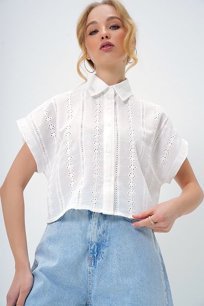 Trend Alaçatı Stili Weißes, kariertes, besticktes, kurzärmliges, gewebtes Hemd für Damen ALC-X13421