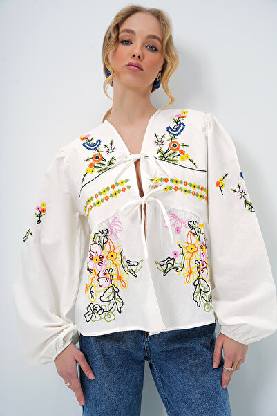 Trend Alaçatı Stili Γυναικεία εκρού με λαιμόκοψη με λεπτομέρεια κέντημα υφαντή μπλούζα ALC-X13367