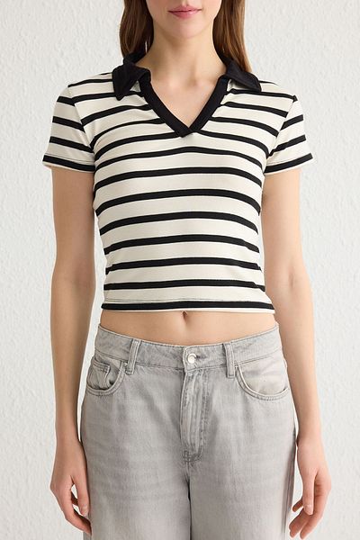 Trendyol Collection Weiß-schwarz gestreifte, taillierte/figurbetonte Strickbluse mit Polokragen TWOSS25BZ00003