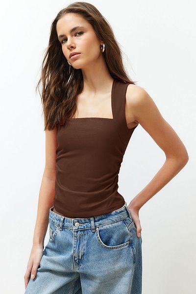 Trendyol Collection Braune, schlichte Strickbluse mit quadratischem Ausschnitt und Kordelzug, geschmeidige Strickbluse TWOSS24BZ00400