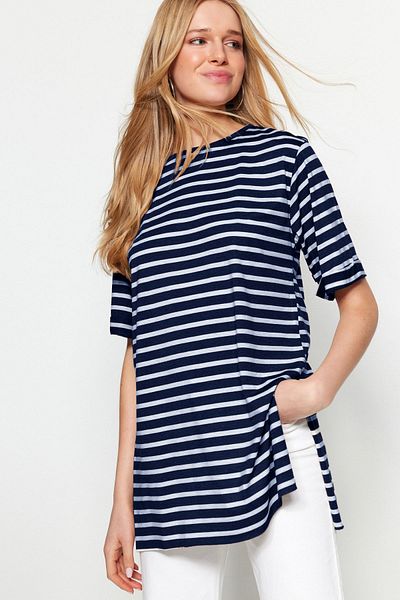 Trendyol Collection Marineblaues, gestreiftes, übergroßes Strick-T-Shirt mit Rundhalsausschnitt und Schlitzdetail TWOSS23TS00097