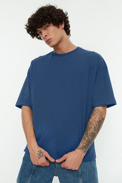 Trendyol Collection Weit geschnittenes Baumwoll-T-Shirt mit Indigo-Blumendruck – TMNSS21TS1223