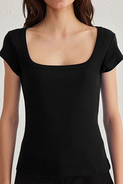 Trendyol Collection Černá čtvercová pletená halenka s výstřihem/vypasovaná na tělo Twoss25Bz00020