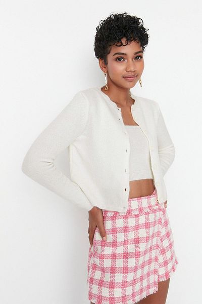 Trendyol Collection Weich strukturiertes Set aus Strickmode in Ecru, kurzer Bluse und Strickjacke - TWOAW21HI0107
