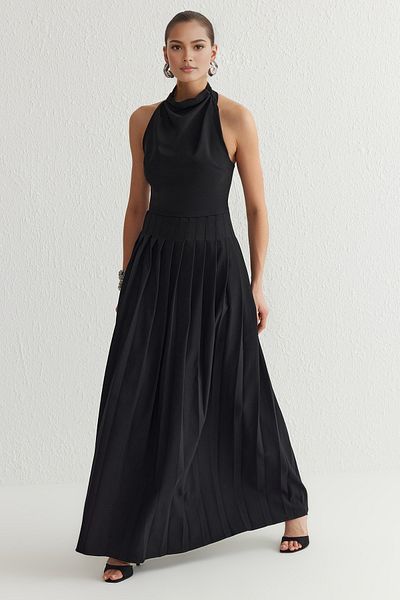 Trendyol Collection Schwarzes, crepefarbenes, plissiertes, stilvolles Abendkleid TPRSS25AE00002