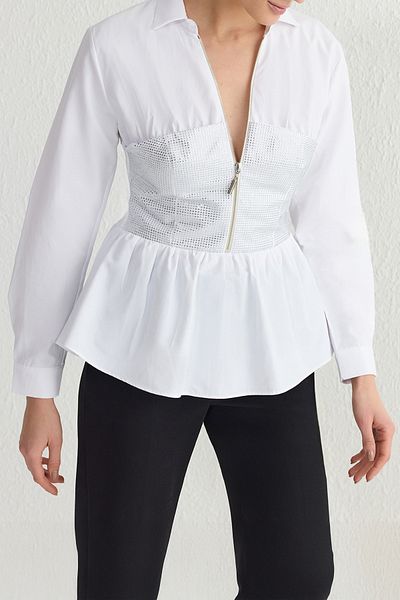 Trendyol Collection Weißes, glänzendes, mit Steinen bedrucktes Popeline-Webhemd mit Reißverschluss TPRSS25GO00001