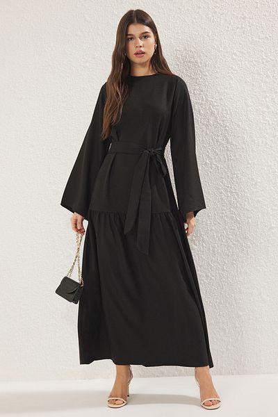 Trendyol Modest Gewebtes Kleid im Leinen-Look mit schwarzer Schärpe TCTSS25EB00059