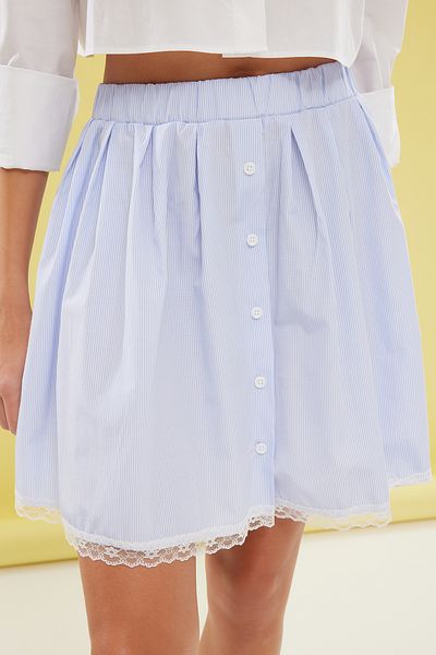 Trendyol Collection Blauer, plissierter Minirock mit Spitzendetail – Knopfleiste vorne, TWOSS25ET00074
