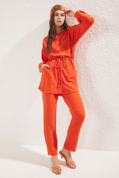 Trendyol Modest Ziegelfarbenes, gewebtes Hemd- und Hosen-Set – TCTSS21AU0237