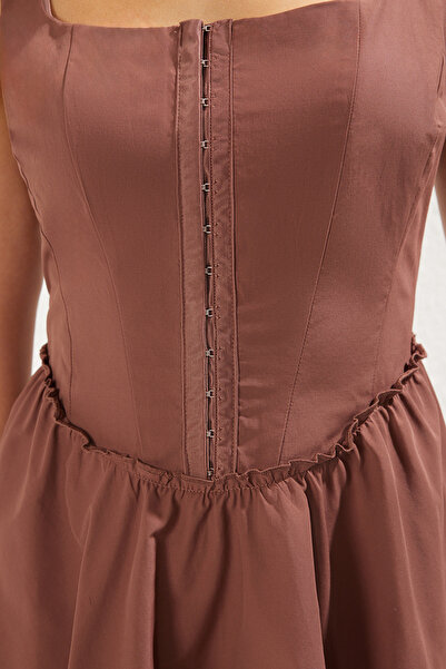 Trendyol Collection Krátké stylové tkané popelínové šaty hnědého střihu Tprss25El00009