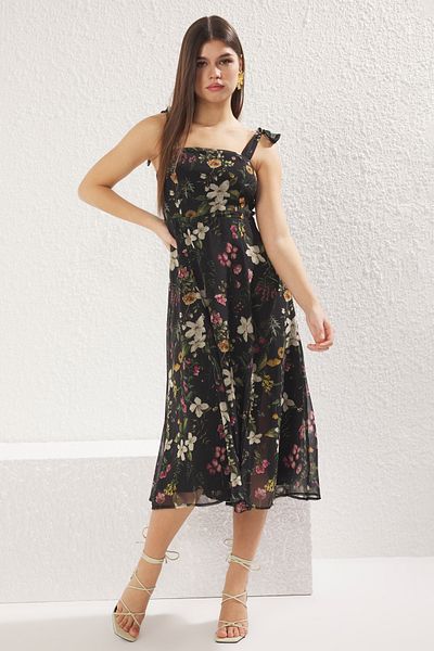 Trendyol Collection Μαύρο φλοράλ στάμπα σιφόν μίντι φόρεμα με λεπτομέρεια στο πίσω μέρος - σκίσιμο, φόδρα TWOSS24EL00699