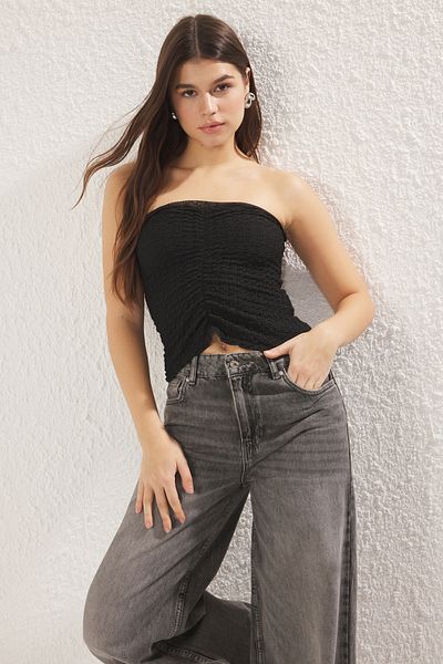 Trendyol Collection Μαύρη υφή εφαρμοστή/στενή στο σώμα Crop Gather/Drape Λεπτομερής στράπλες ελαστική πλεκτή μπλούζα TWOSS25BZ00004