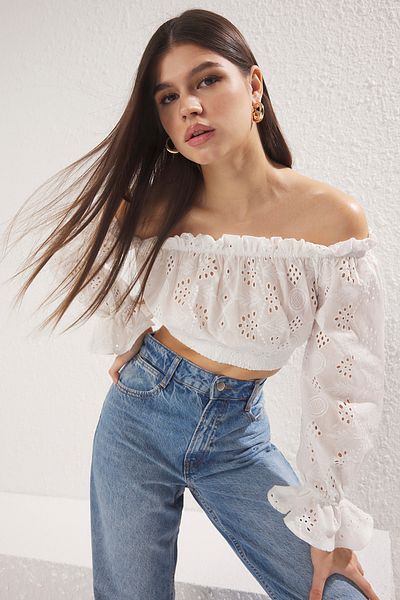 Trendyol Collection Weiße, schulterfreie, bauschige, gewebte Baumwollbluse TWOSS25BZ00169